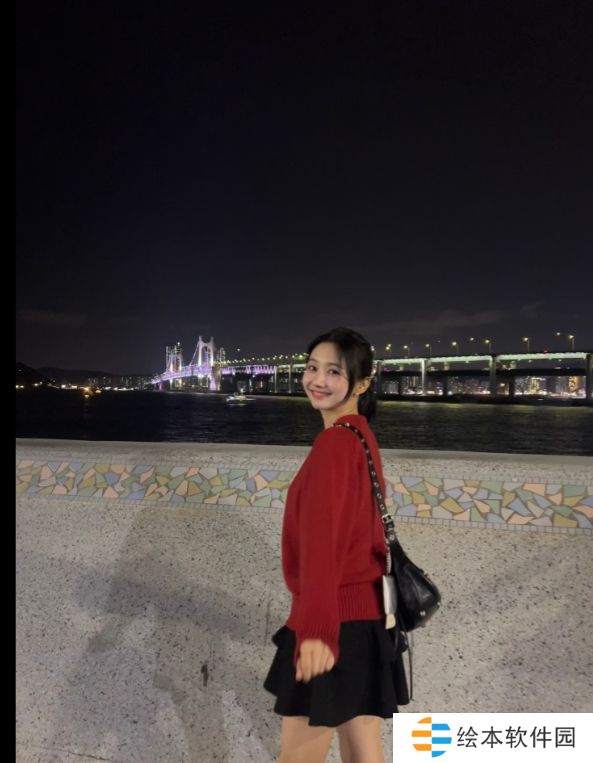 主持尹秀彬晒照：黑色短裙 有些许邻家大姐姐的感觉~