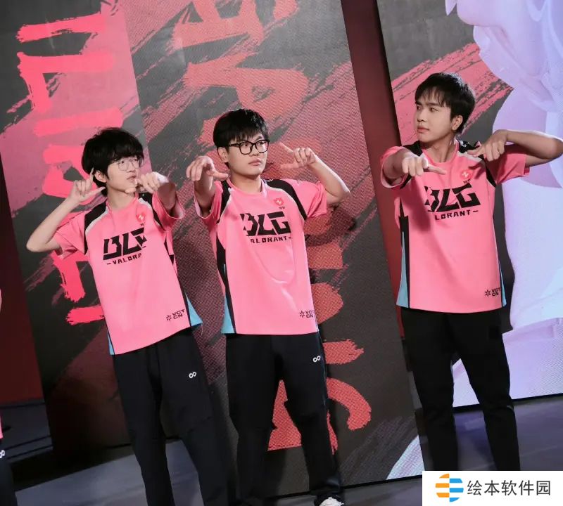 BLG发布拍摄返图：略显幽默的一些合照姿势